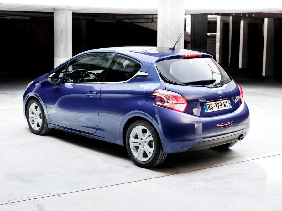  Peugeot 208 3-Door 2012 года  (фото 20 из 31)